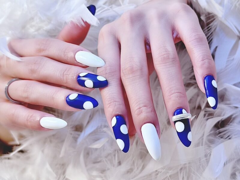 個性を感じるドットネイル