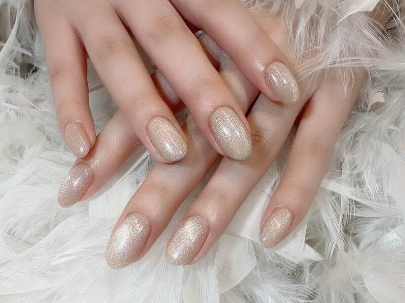 ベージュのマグネットネイル