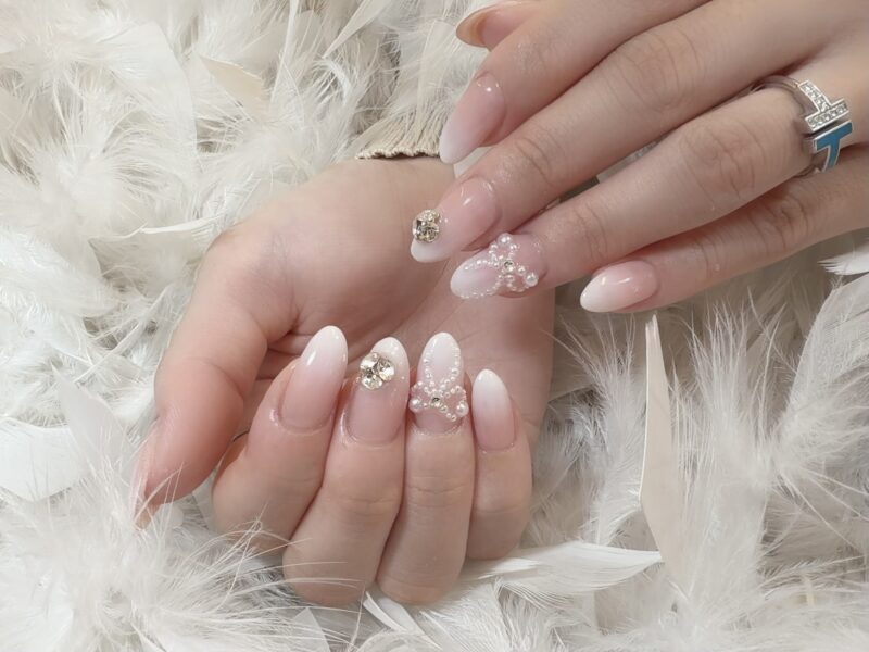 ホワイトグラデでフェミニンネイル